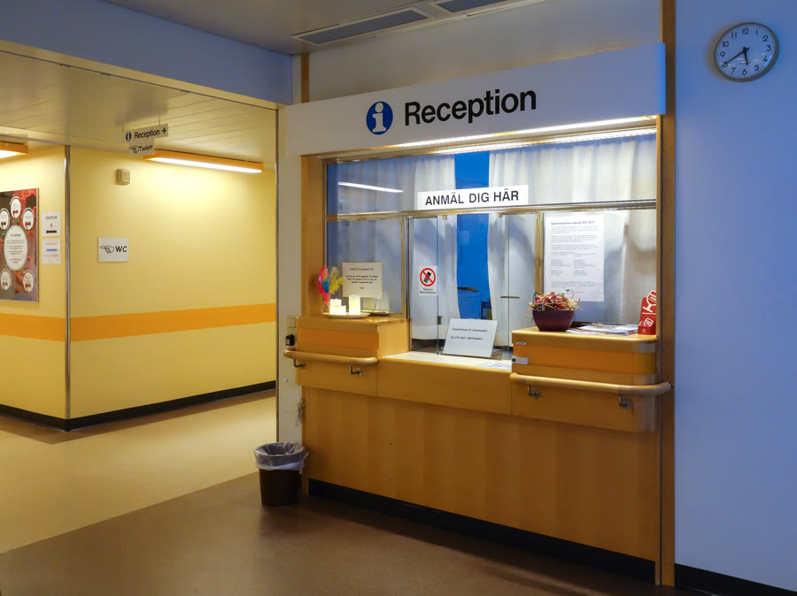 Recepção de consultório médico, limpa e acolhedora
